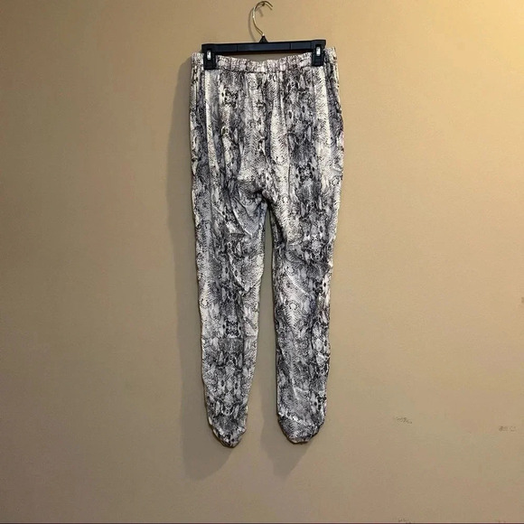 Miss Selfridge Pleated Soft Pants Snake Skin Women’s Size 6 Tapered Leg - Picture 8 of 12